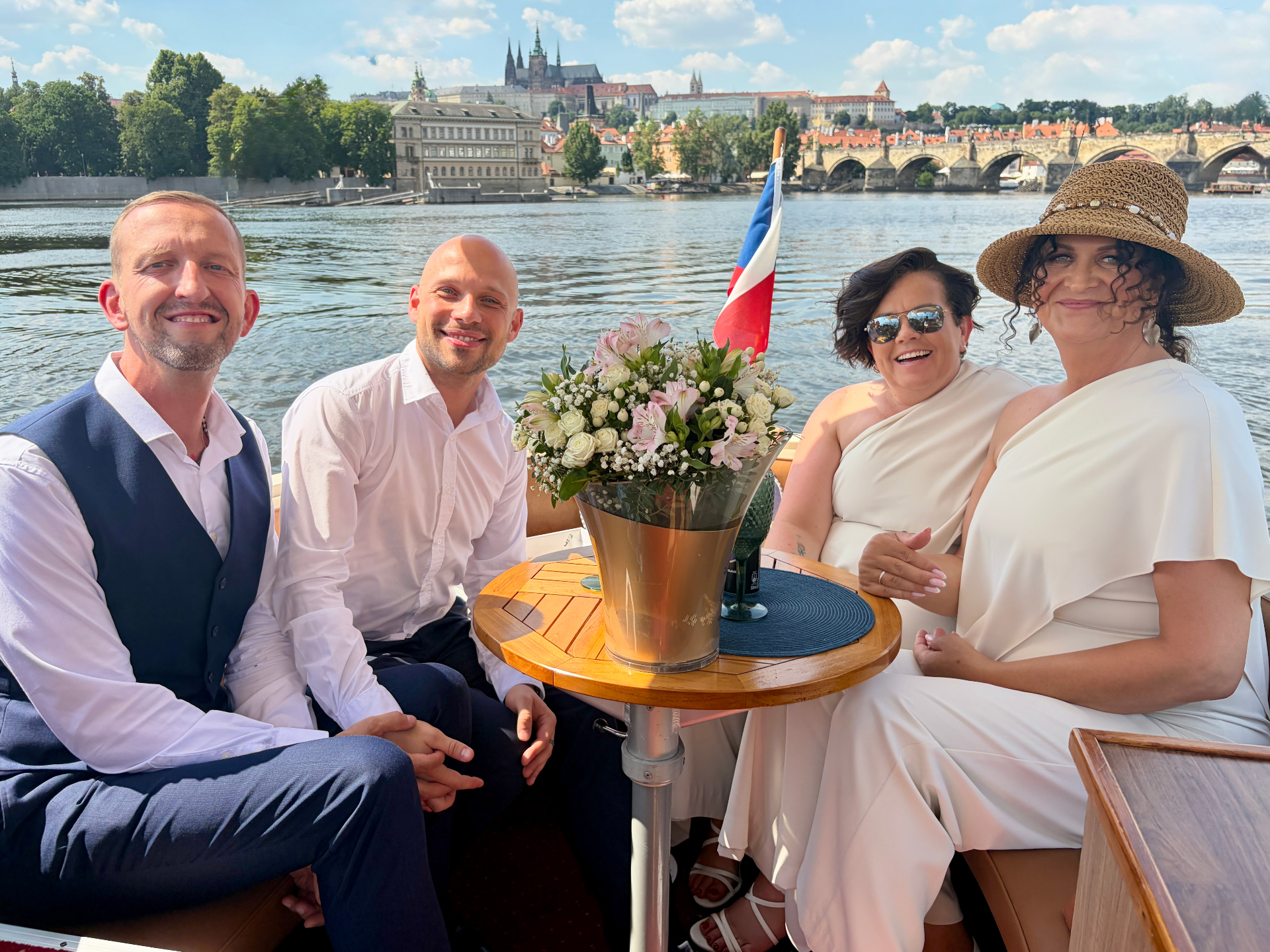 Společné foto na jachtě s Pražským hradem